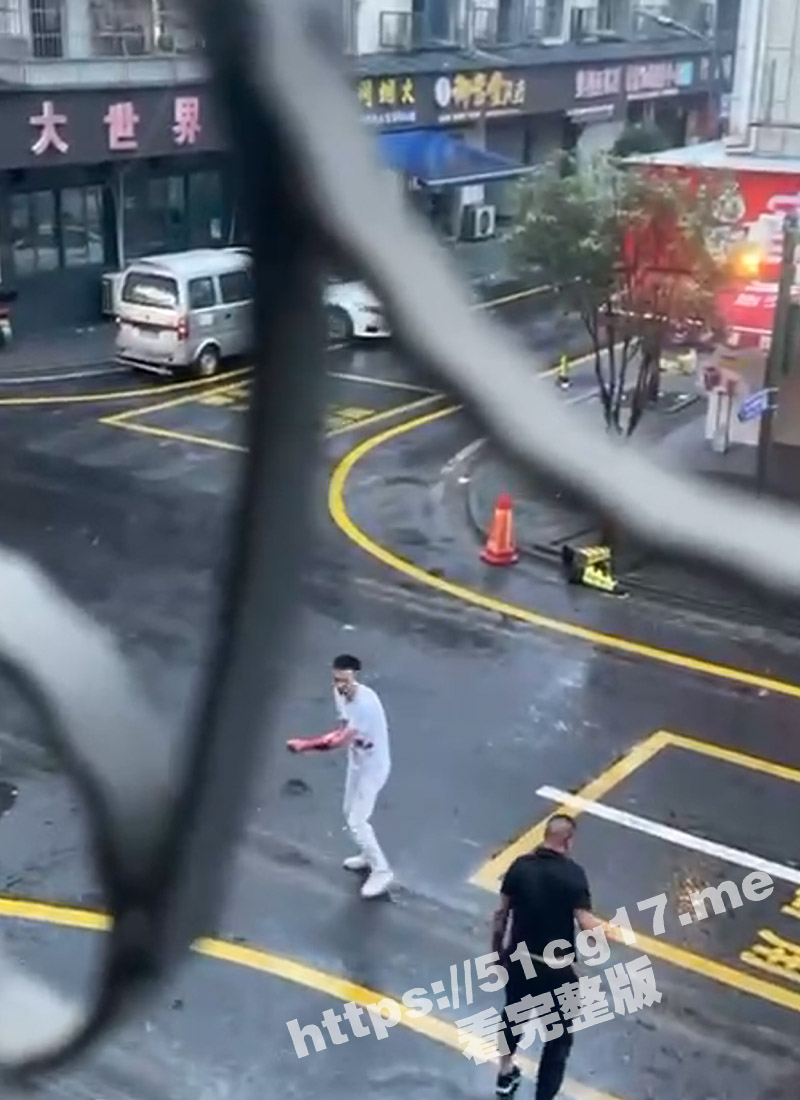 街头刀战1V2！三个男的在街头拿刀互砍 手臂砍废血溅四射 白衣变红衣！