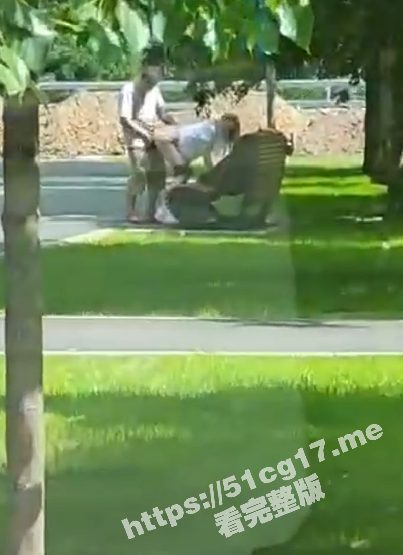 老外真会玩儿大白天在路边野战操逼 被人看见后不但没有感到羞耻还对人竖起大拇指 操得更起劲了