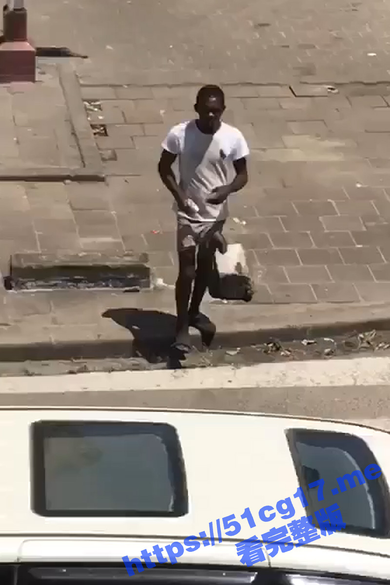 这就是黑人的种族天赋吗？ 这鸡巴真的好大好长 裤子都兜不住 太夸张了 简直就是裤裆藏雷 太羡慕了