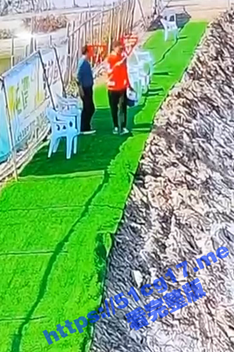 钓鱼需谨慎！钓鱼佬鱼竿不小心碰到高压线被电起火团 火焰瞬间吞噬倒地 全身被烧焦 画面骇人