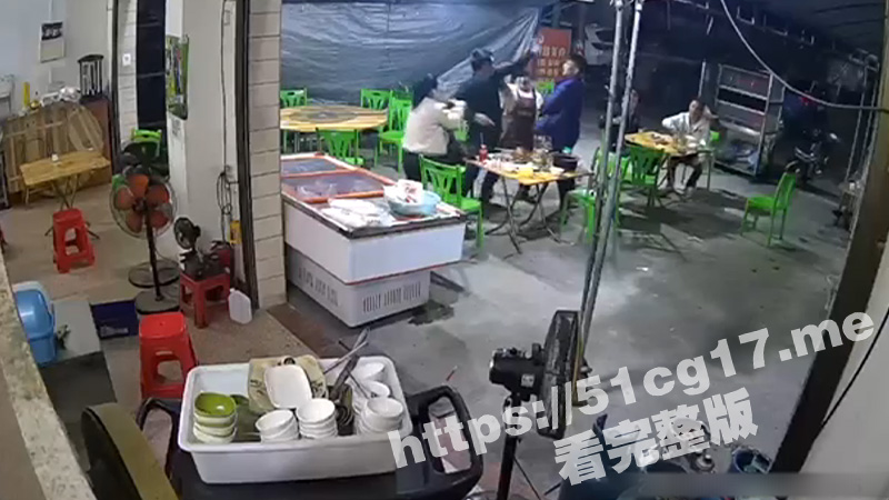 封神 宵夜摊战神1v3！ 大哥光着膀子1V3 单枪匹马 临危不乱 一拳KO真滴猛 大哥已经打疯了