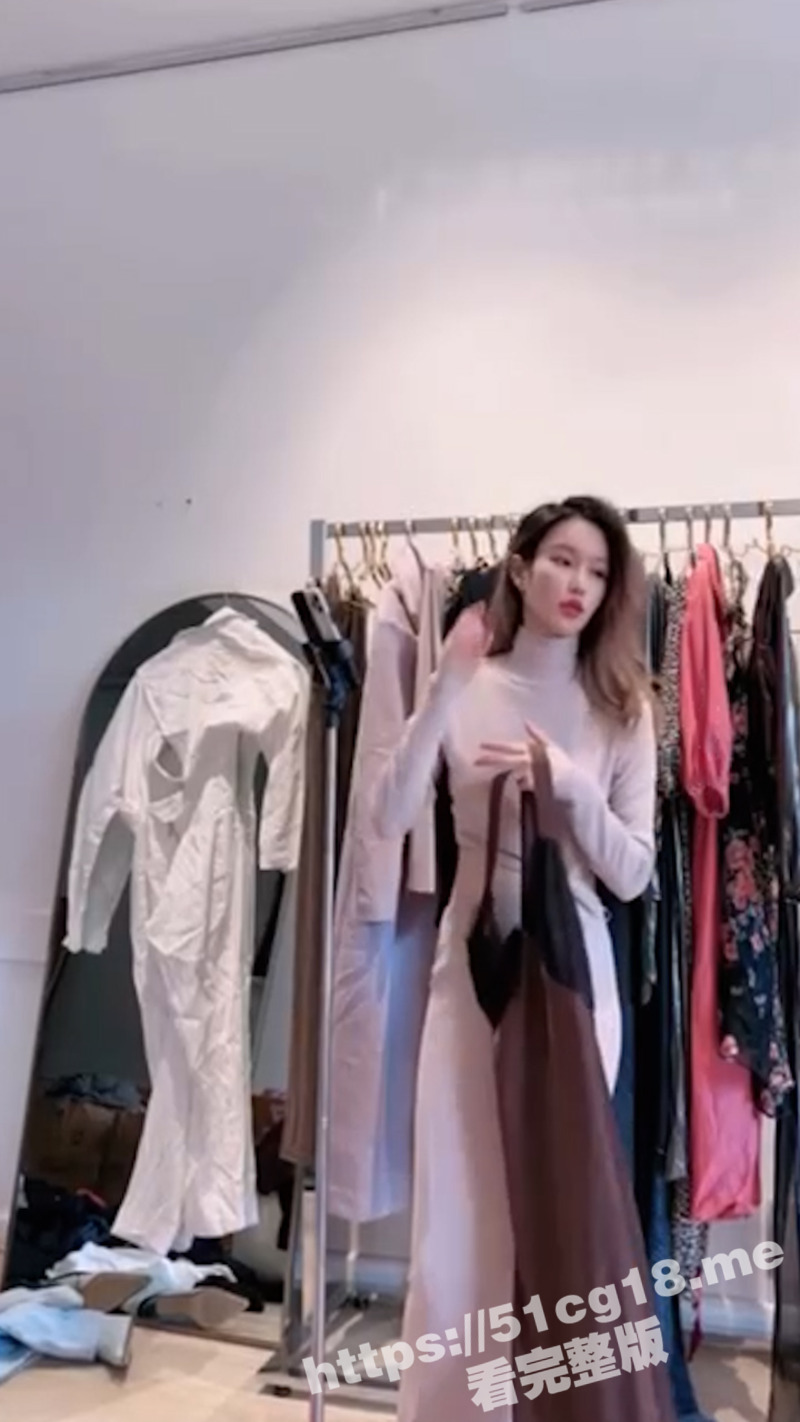 高颜值带货女主播 换衣服不慎走光 褐色的乳头看得一清二楚！