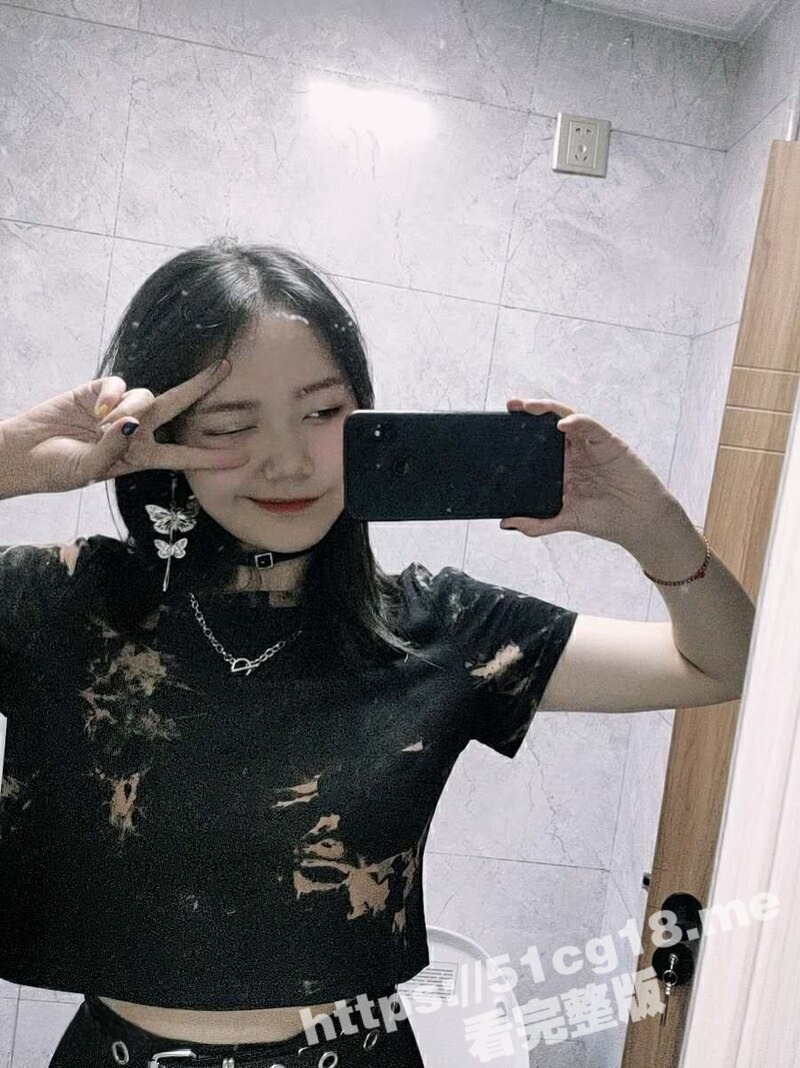 高颜值黑暗萝莉 极品反差婊 被主人网调 网络母狗与主人视频互相自慰 骚妹子全裸诱惑！