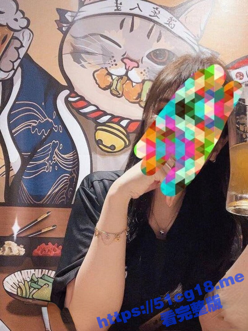 姐弟乱伦 高颜值已婚巨乳姐姐 贴心的为弟弟乳交 终于是没忍住无套插入到姐姐的嫩穴里内射
