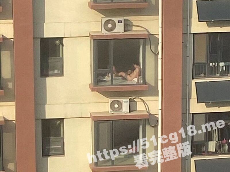 这是谁家的老婆 趁着老公不在家把情夫带到家中偷情 这下被拍到了吧！