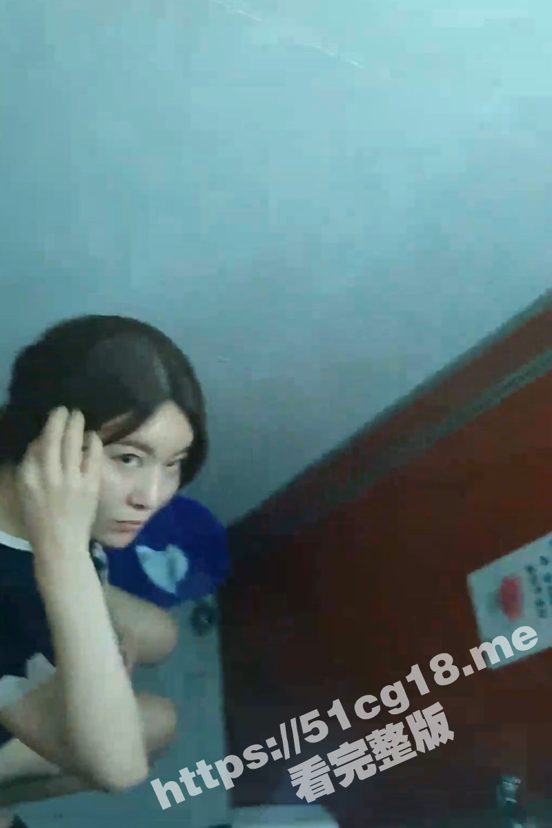 变态厕拍发出声响被美女发现 被吓得音容失色 撕心裂肺的尖叫！