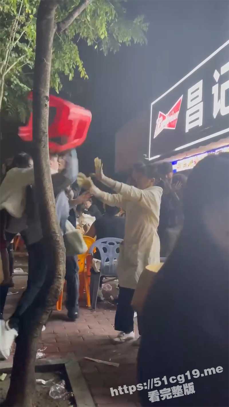 几个年轻人为了占餐桌起冲突！拿起板凳就打 还把一个妹子打倒了
