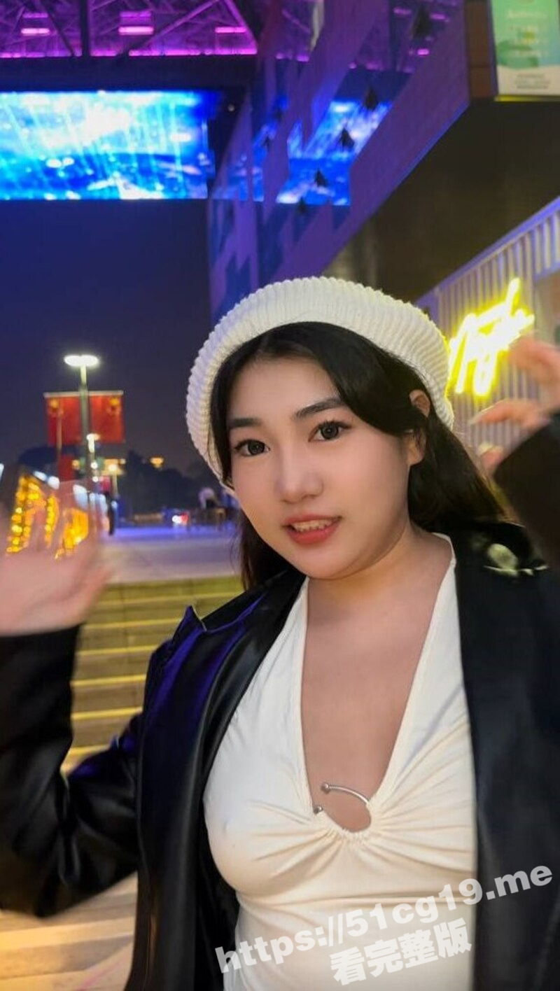 推特顶级微胖母狗 反骨PP 有钱人家千金 就喜欢被主人调教 户外餐厅带着乳夹露出！