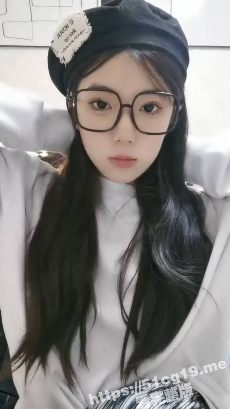 超级清纯学生妹 竟是个拥有巨乳肥臀的极品反差婊 为金主爸爸录制疯狂自慰视频