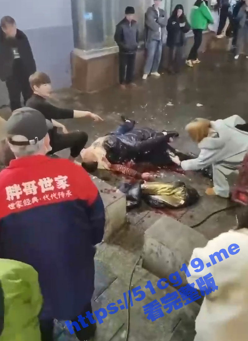 湖南湘潭市 东北人在宵夜一条街上喝醉酒打架 地上全是血 双双倒在血泊中 场面血腥