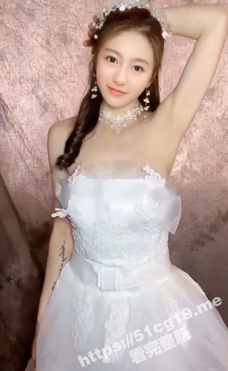 漂亮有气质的新娘子 拍婚纱的时候背着老公偷偷拍了裸体私拍写真 被摄影偷偷留了一份泄露流出！