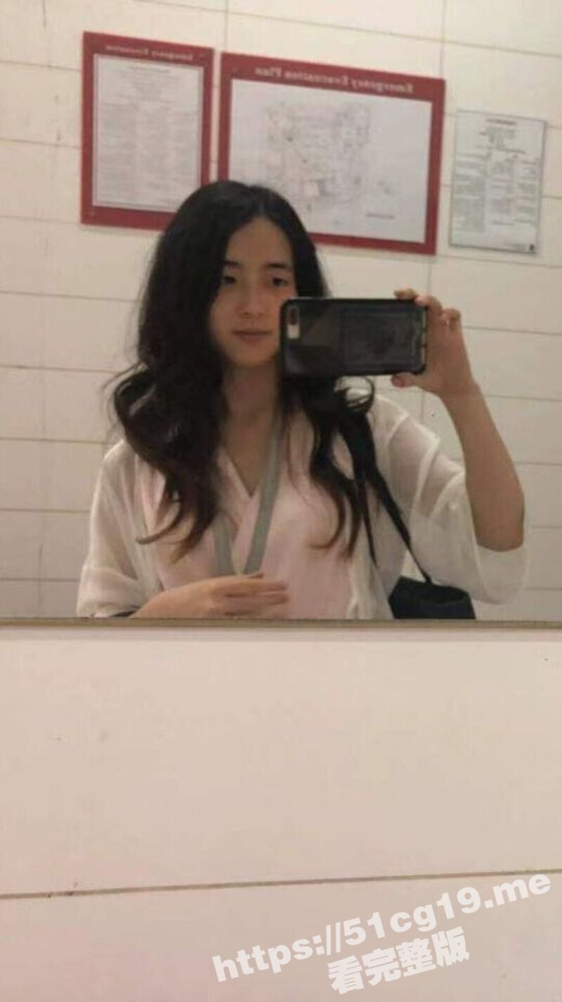云南丽江 漂亮房产销售 胡凯婷 为业绩休息也要撩骚客户 在家劈开双腿扣逼自慰录给客户看！