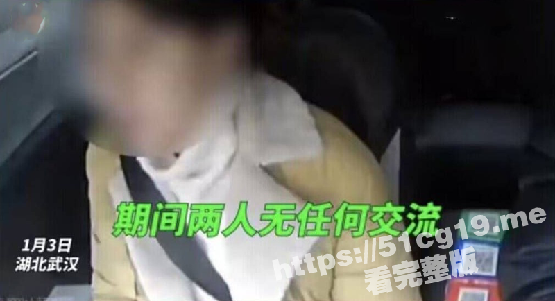 就离谱 女乘客突然解开安全带开门跳车 随后冲向后车险些被撞