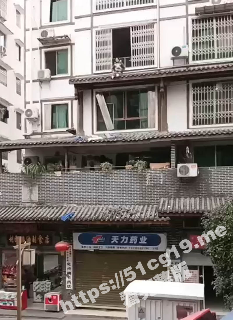 四川内江 两口子吵架女的从四楼跳下自杀 躺在地上动弹不得 双眼直瞪瞪看向天空！