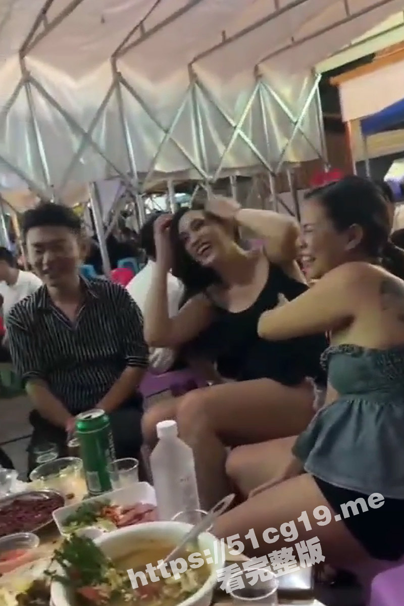 俩少妇在宵夜摊露出奶子比大小 大奶子夺衣而出 真是一个比一个骚啊！