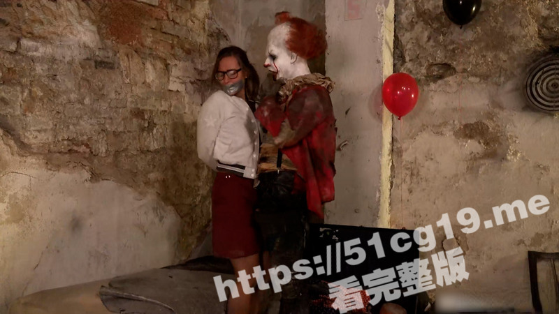 欧美 奇幻猎奇 性伏魔小丑 囚禁眼镜美女大学生爱丽丝 户外扒光 绑起来抽插爆操