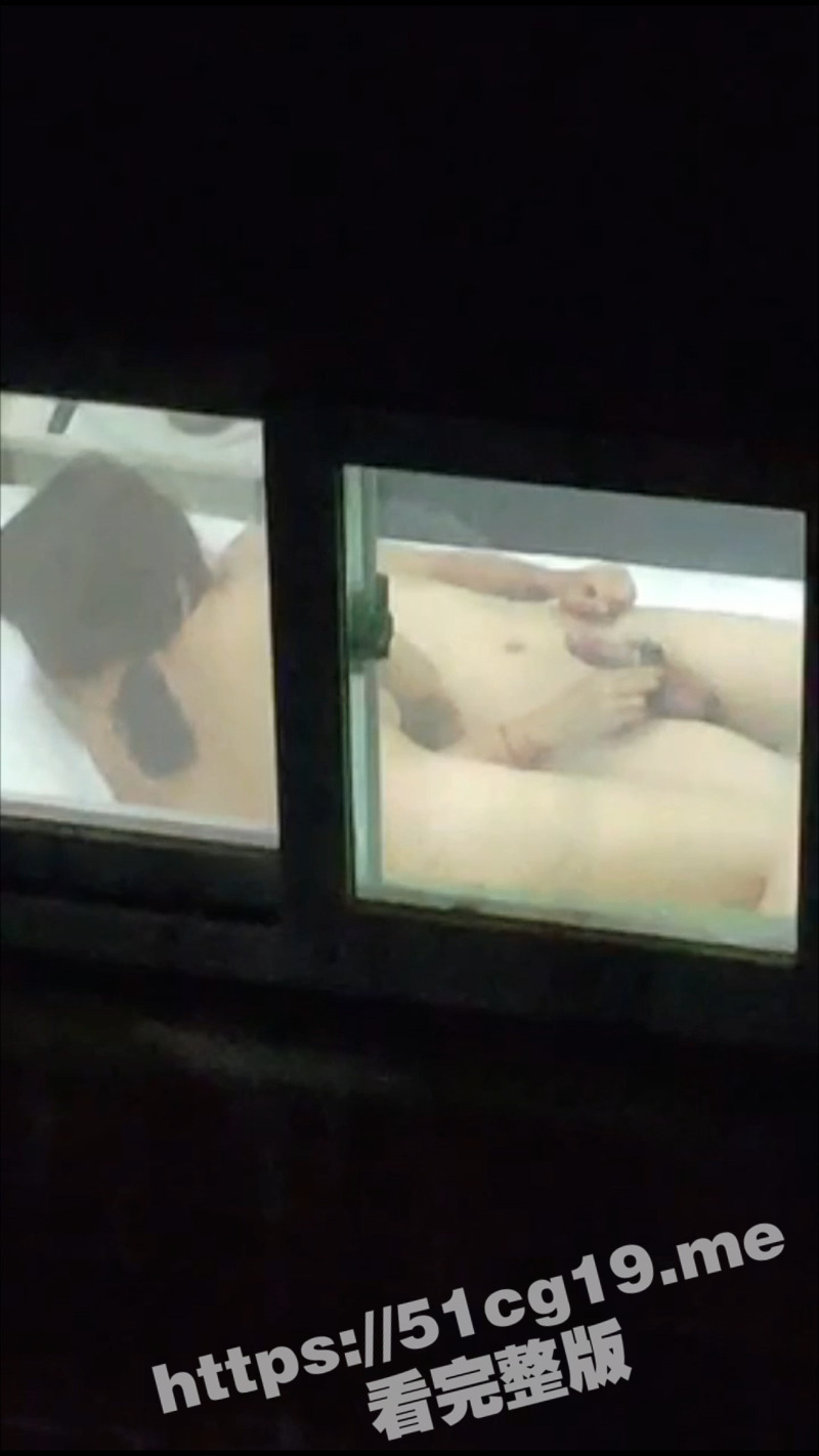 中国好邻居偷拍篇~河南几个精神小伙偷拍邻居小夫妻做爱 还要配旁白，指点和评论