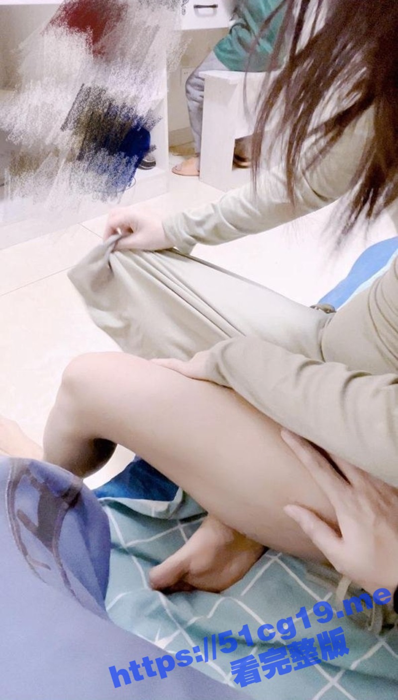 在美女邻居儿子面前偷情 操他妈妈 被发现 卧槽太刺激太爽了！叔叔兴奋到直接内射