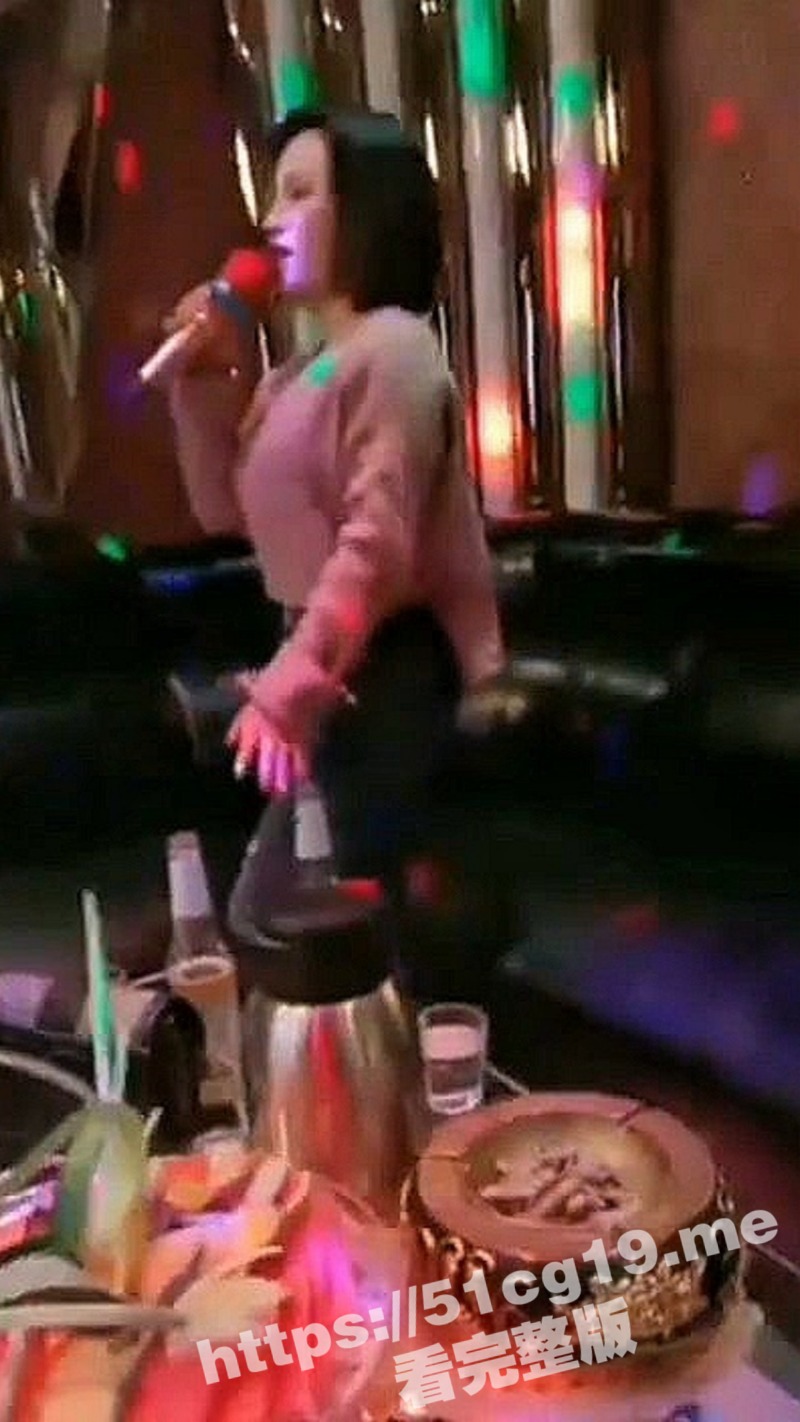 露脸人妻 骚逼少妇在KTV里开直播 发情揉胸脱裤子尿尿 直接勾引男服务生现场真枪实弹操逼