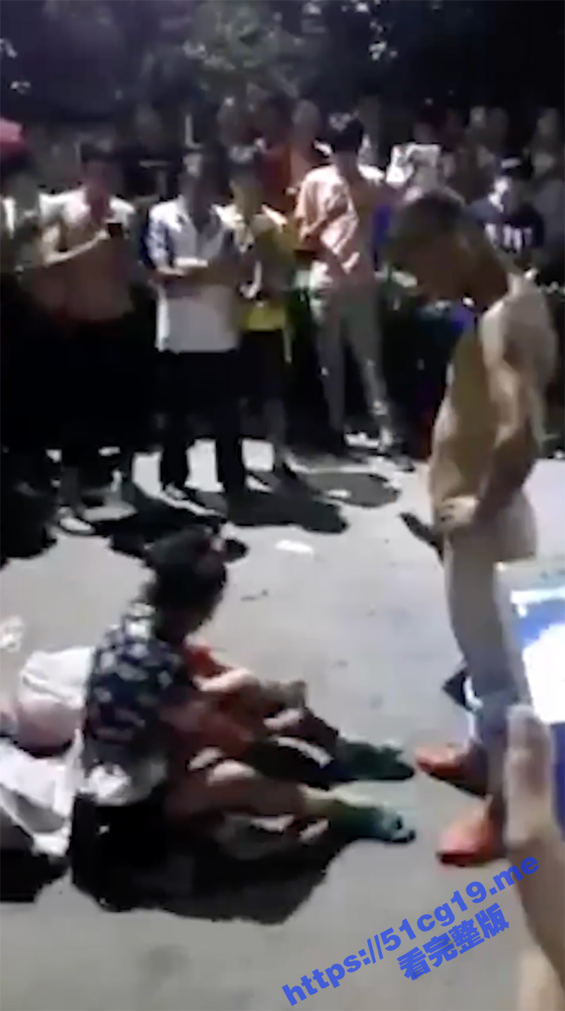 公众露出 男子当街猥亵强奸流浪露宿精神有问题的少妇惹争议 众人围观喝彩拍摄