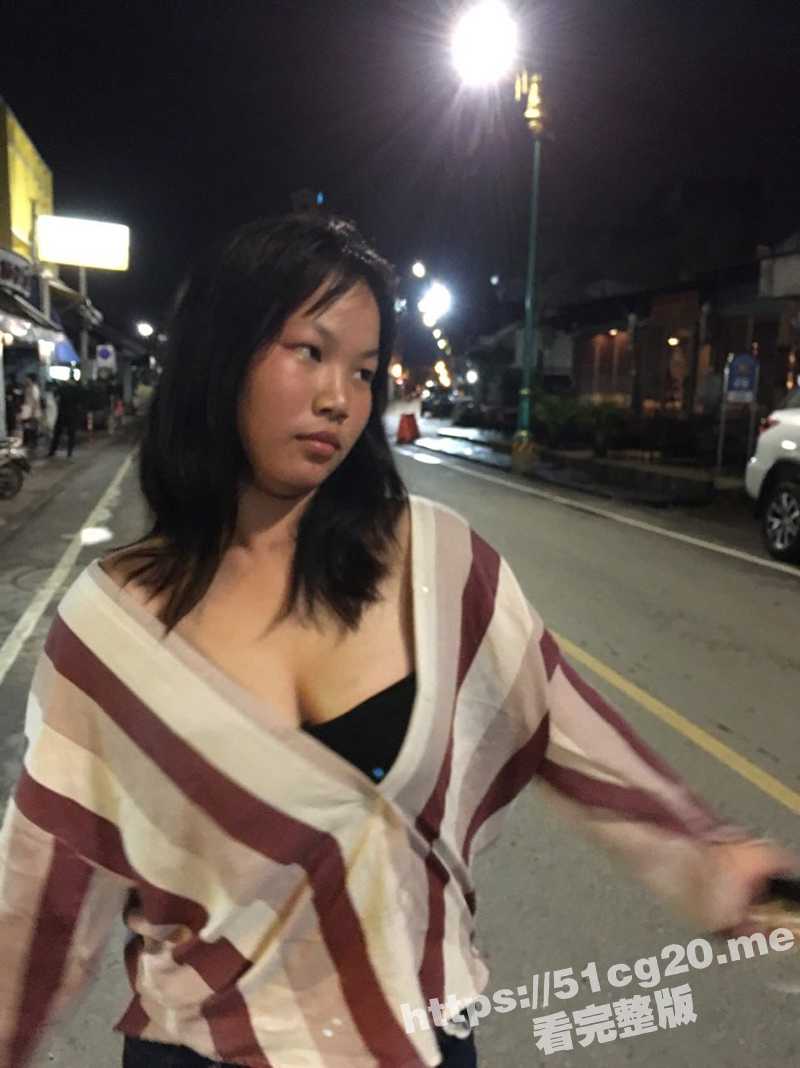 在路边遇到泰国单纯白嫩大奶学生妹 喝醉了套路妹子到酒店 无套啪啪内射！