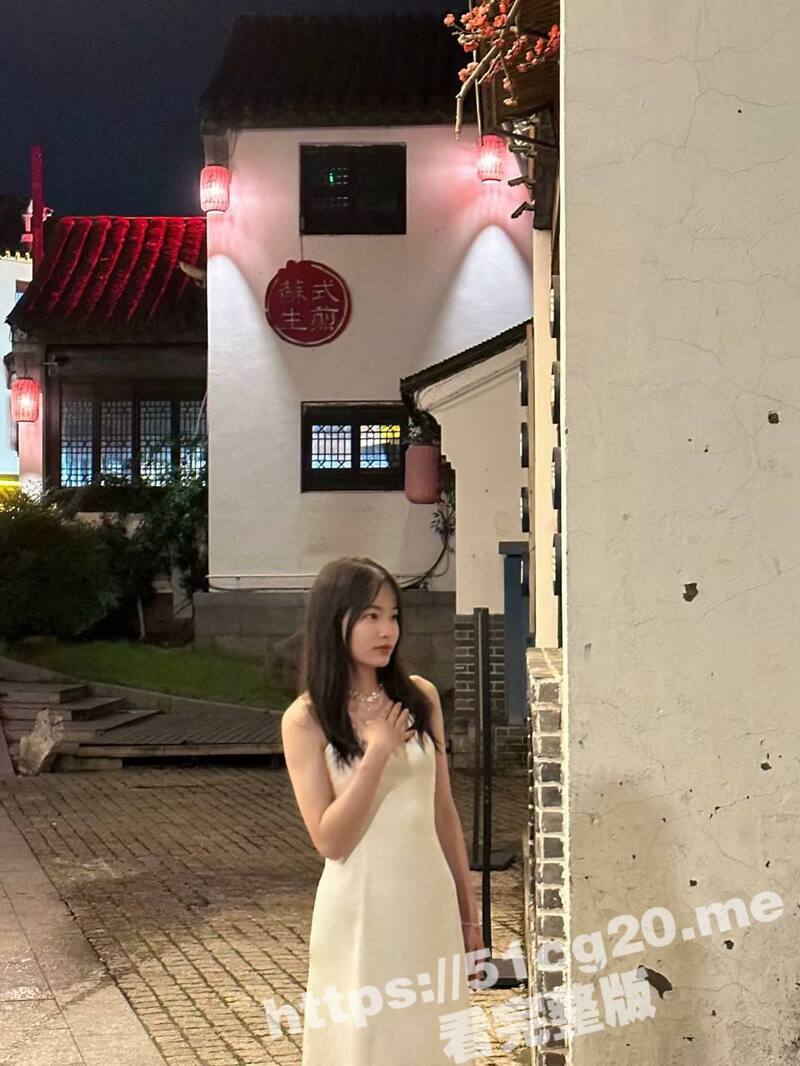 真实投稿苏州反差婊母狗 鲁丽琴 在婚房结婚照前跟情人发骚聊天 撅起屁股露骚穴露屁眼自拍流出