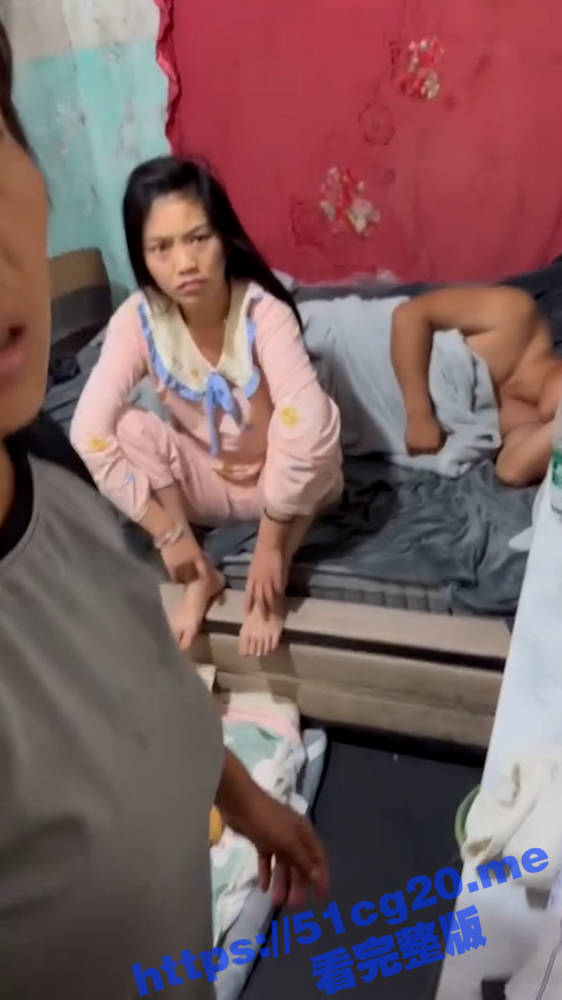 安徽婆婆抓奸儿媳！在别的男人屋里穿着睡衣 跟两个男人躺在床上 却说什么都没干！