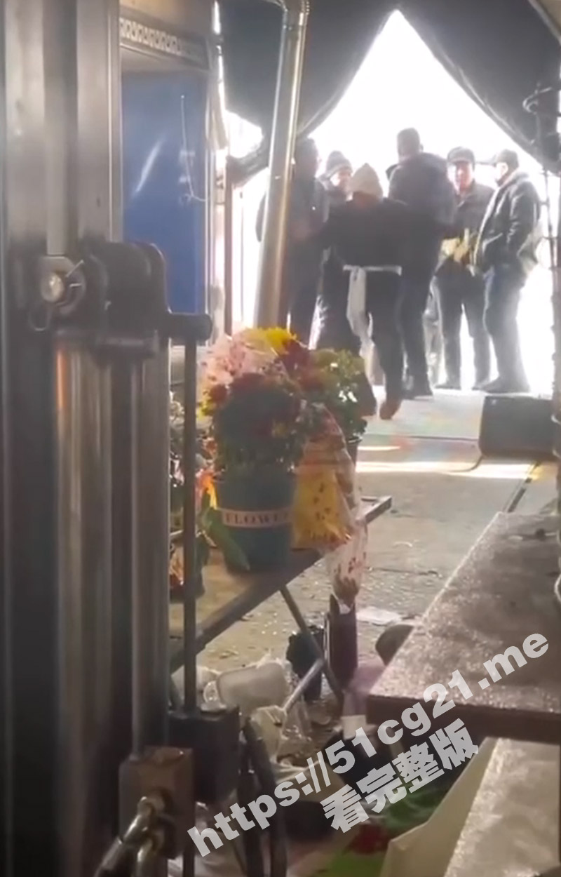棺材板快压不住了！山西一大爷在葬礼上跳科目三 动作娴熟游刃有余 看来没少下功夫！