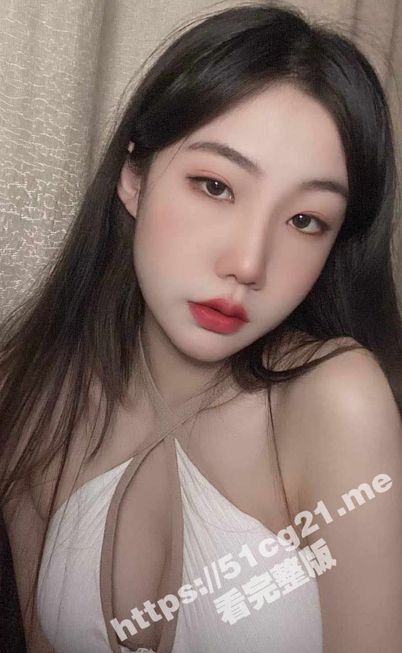白虎女神 八月未央 紧身白色T恤超短裤白袜 道具自慰白虎嫩穴 春色撩人迷魂夺魄