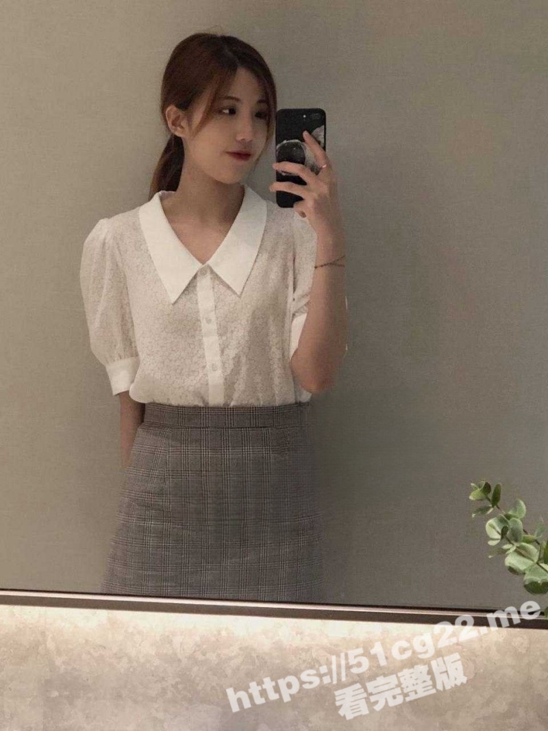 神仙颜值反差女大学生 为主人跪地口交 灵活可爱的舌头在肉棒上来回游走摩擦超享受！