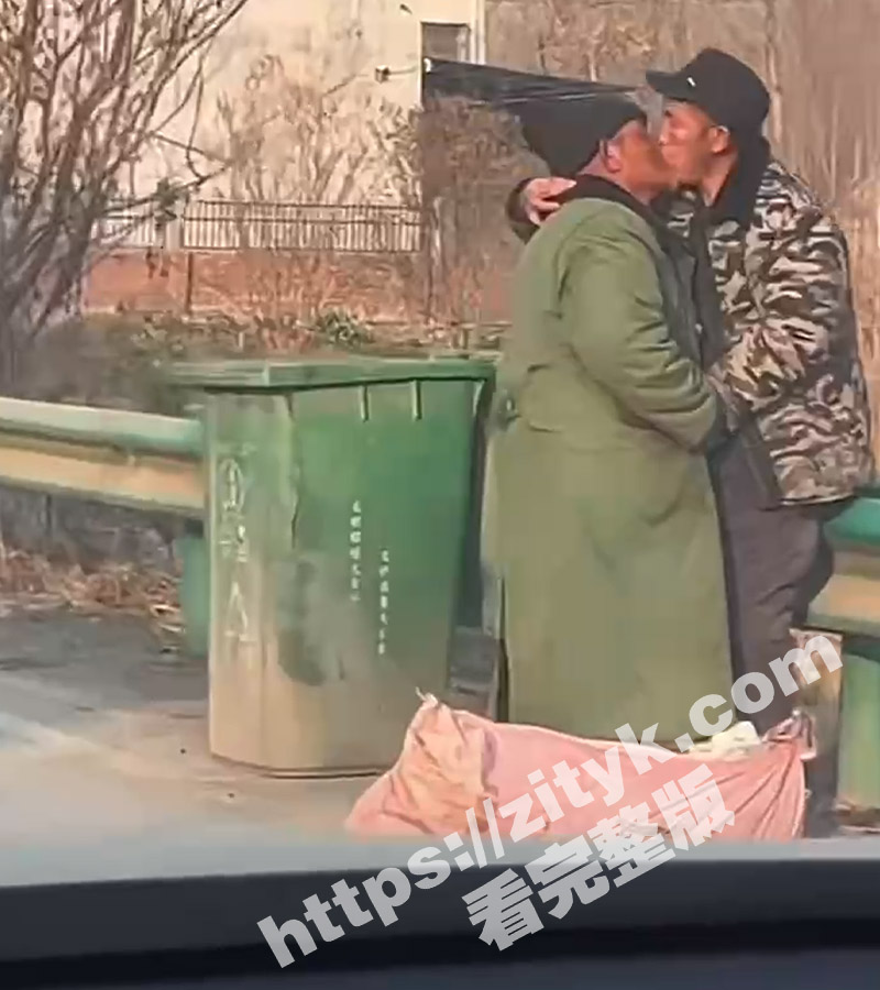 求一双没看过的眼睛 ！路边惊现俩老头深情激吻互相掏裆 恨不得当场击剑 简直太辣眼睛了！