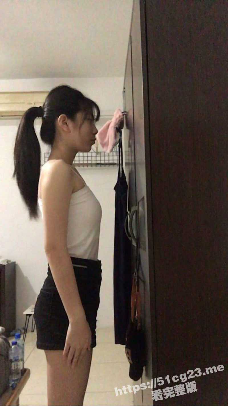 舍友套路清纯可爱学生妹参加模特面试 按照面试官的要求脱光衣服尽情展示自己！