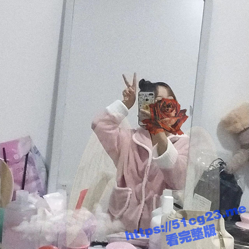身材白嫩很正的人妻 穿开档黑丝被炮友直接趴开无套后入啪啪 全程露脸表情销魂风骚无比
