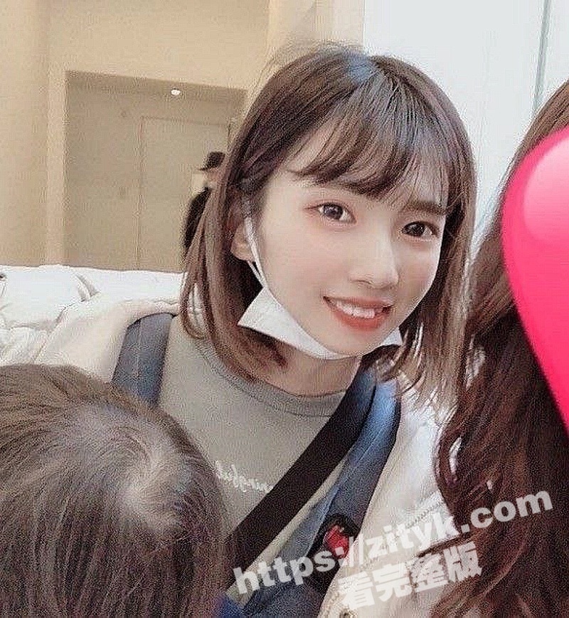 超卡哇伊的粉嫩樱花妹 手拿按摩棒自慰视频发给男友看 分手后遭渣男泄密！