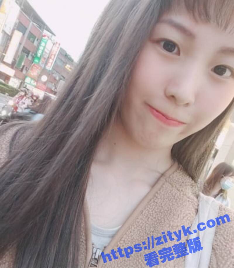 学生妹开始还不好意思叫 被金主爸爸操爽了 浪叫不断水流不止 真是个闷骚的婊子！