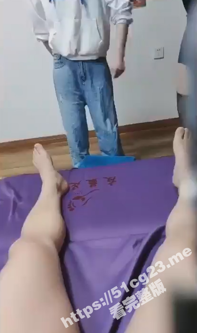 “别哭了 再哭就不操你了” 妻子在按摩店抓到老公乱搞 被老公和按摩女安慰后就直接加入3P！