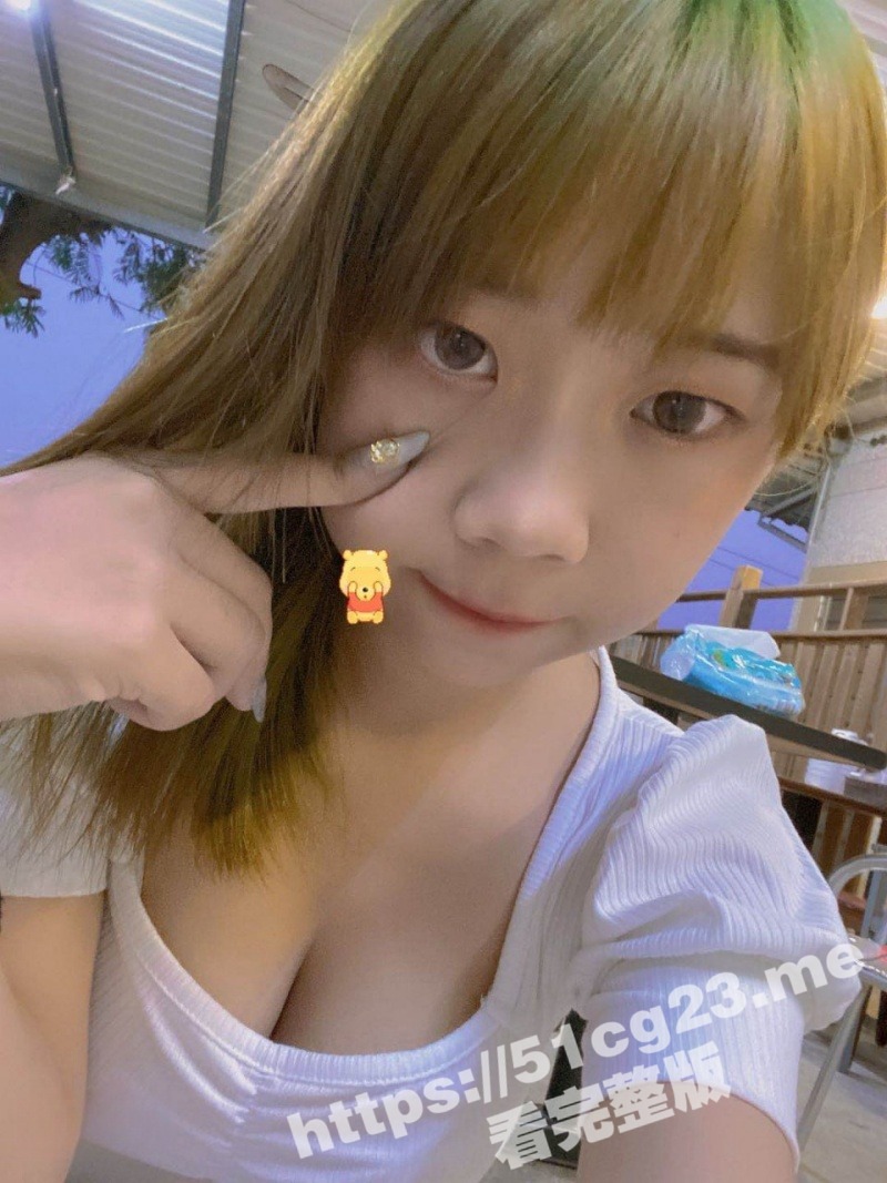 台湾情侣泄密 非常可爱的双眼皮美女 在卫生间掰穴 用牙刷自慰私密视频遭曝光！