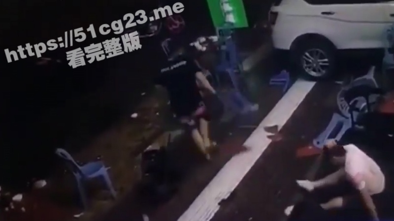 这娘们真猛！路边摊上演男女大战 性感美女抡起板凳怒战彪悍大哥 战斗力爆棚！