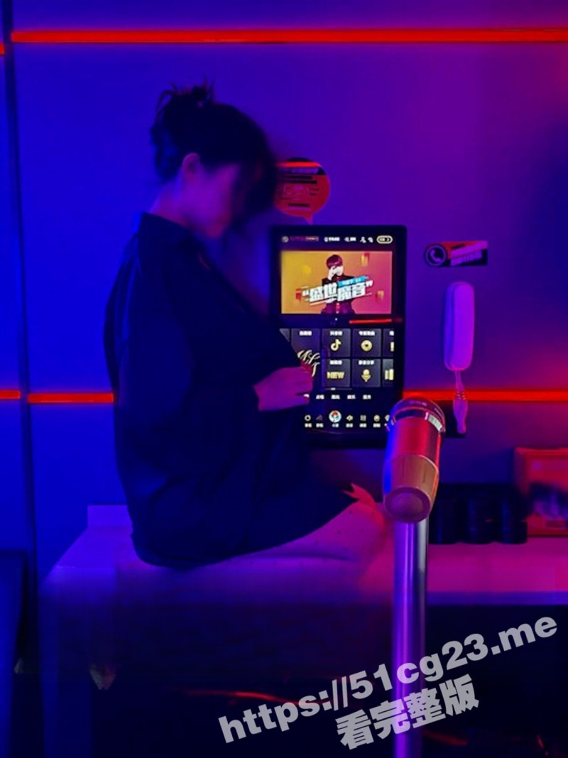 淫乱人妻 绿帽老公的淫荡母狗 腐猫儿 唤4男进行群P聚众淫乱 先来的单男在KTV就将其爆操