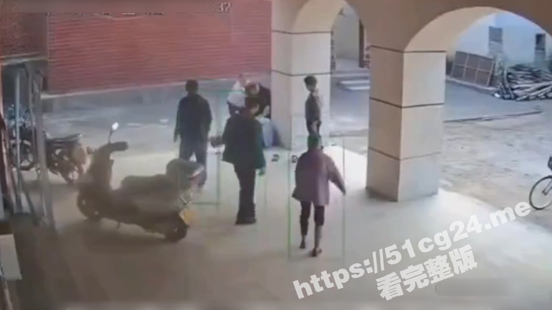 网传广东云浮罗定市 围底镇莲塘头村 村支书与村里老人发生口角后把老人打倒在地！