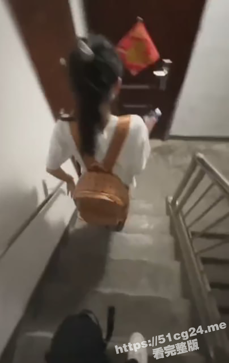 跟踪邻居家的女儿 高马尾先天JK圣体 把她调教成爱吃鸡巴的骚母狗 特别乖巧听话！