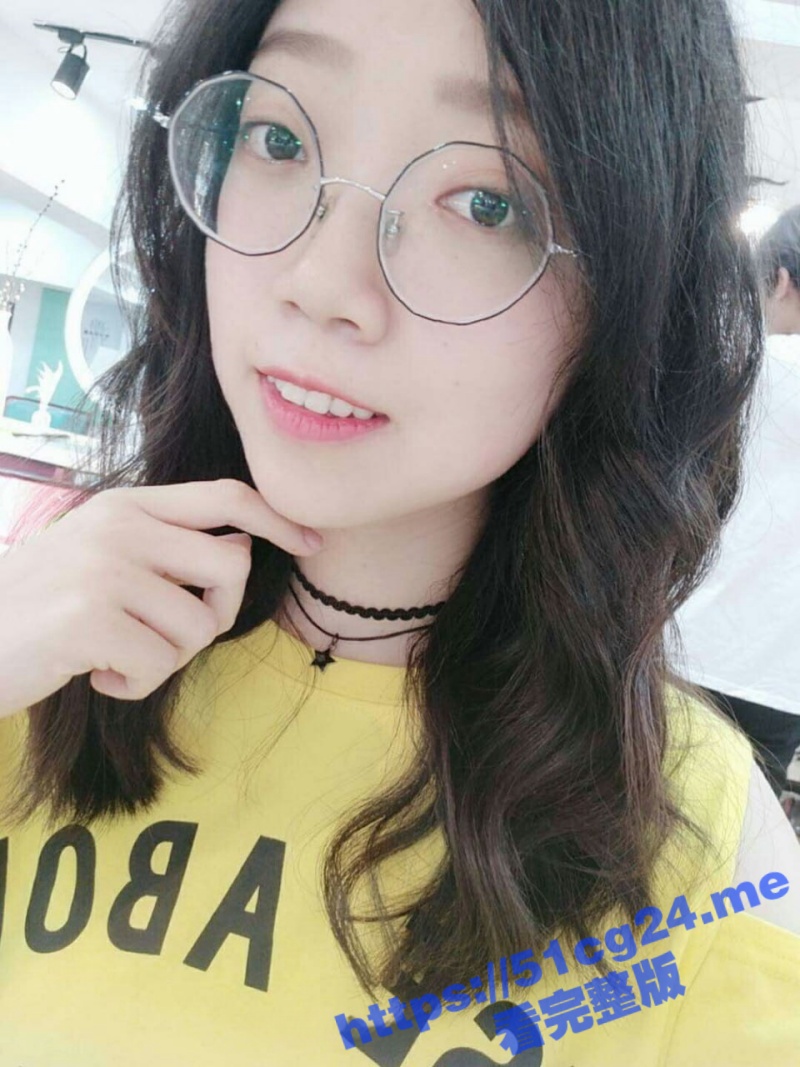 武汉02年清纯小嫩妹 极品眼镜女孩穿黑丝与男友激战 肥嫩鲍鱼流出大量白浆！