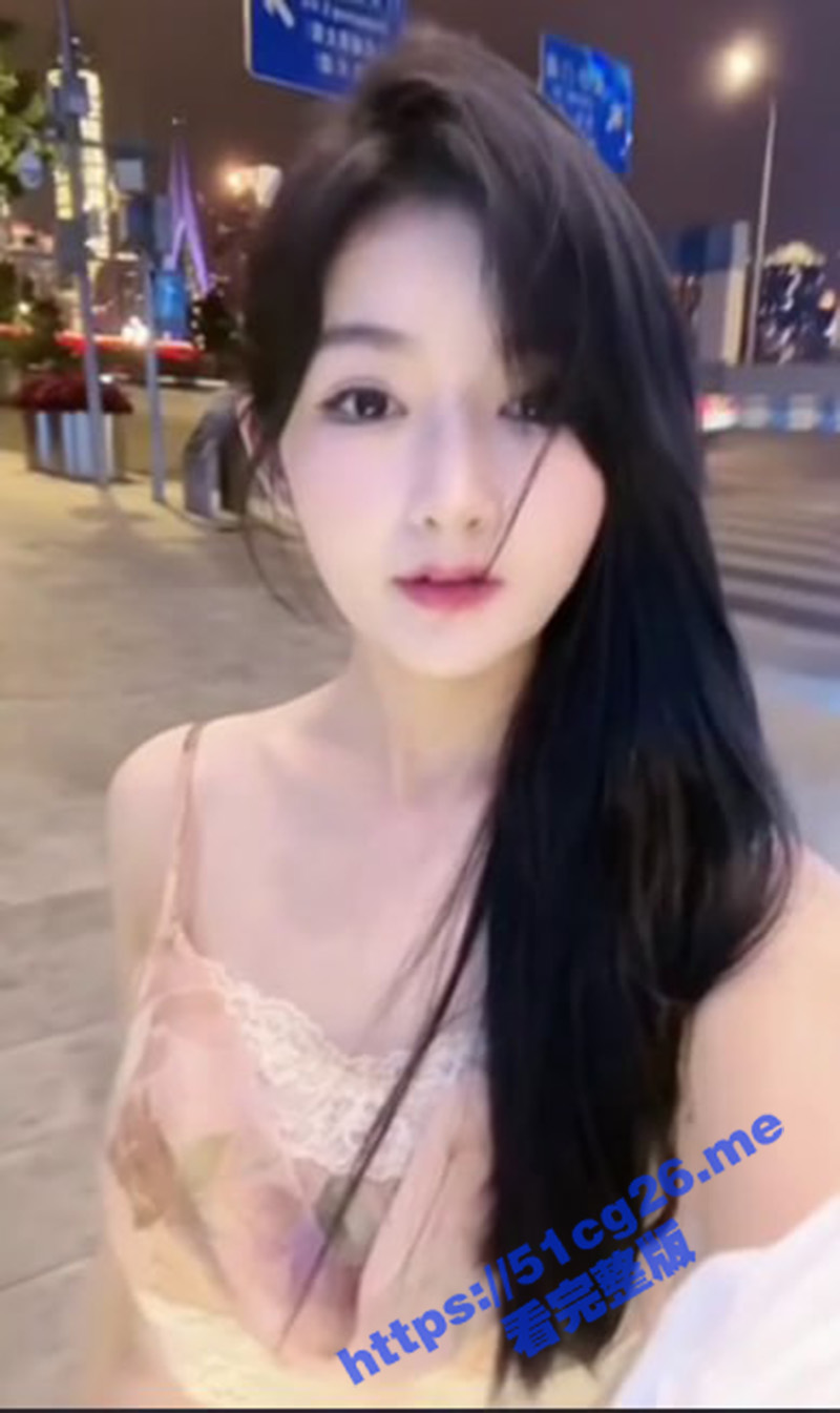 秀人网 谭小灵 高颜值极品美乳大尺度吊带灰丝三点微漏 与摄影师激情拍摄 茶室迷情！