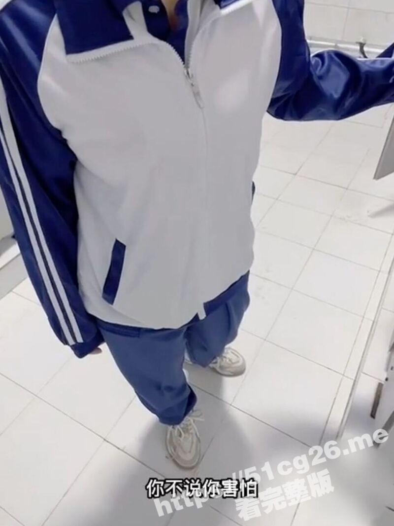 兄妹乱伦 迷恋许久的晓彤表妹 在女厕所直接强制表妹蹲下口爆 还要爆操白虎表妹 直接内射