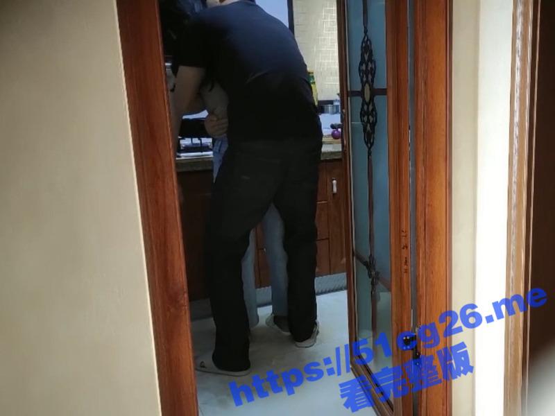 叔嫂乱伦 趁着哥哥出差 嫂子自己在家在厨房做饭时 直接后入 直让嫂子发出淫荡的呻吟声