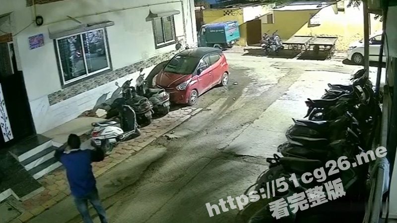 印度一男子因不满妻子“第五次结婚” 在妻子门前自焚身亡 他是妻子的第四任丈夫 自称俩人还未离婚