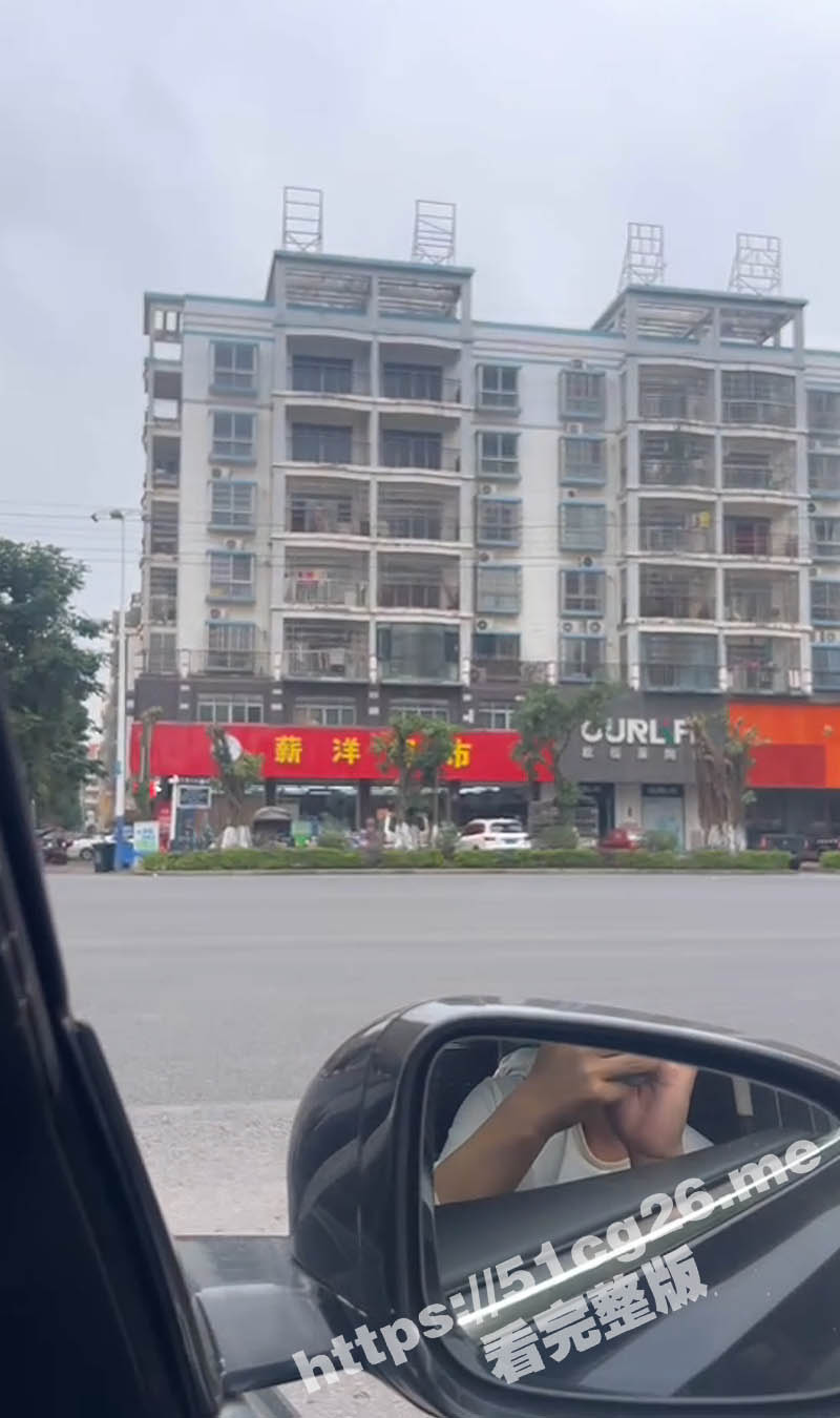 少妇的一大早站街边的阳台上全裸舒展身体 茂密的黑森林被看得一清二楚！