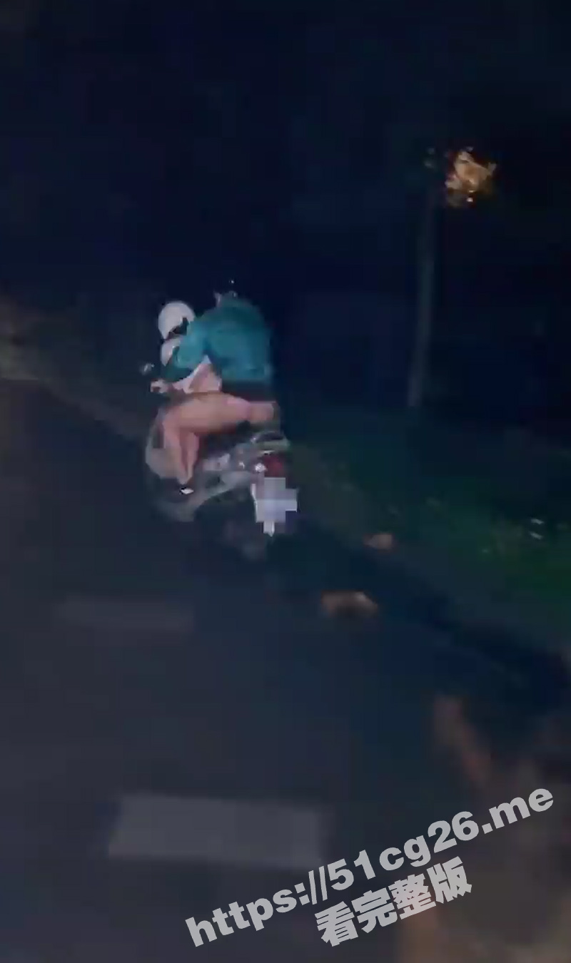 高难度车震操逼！开足马力边骑电动车边操逼 车速越快 跨下的动作也更快 太会玩了