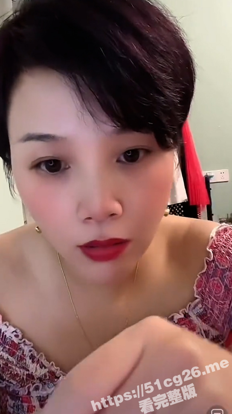 抖音 高颜值短发少妇 直播事故 衣服里真空 直播时露点 这大奶子真的太绝了