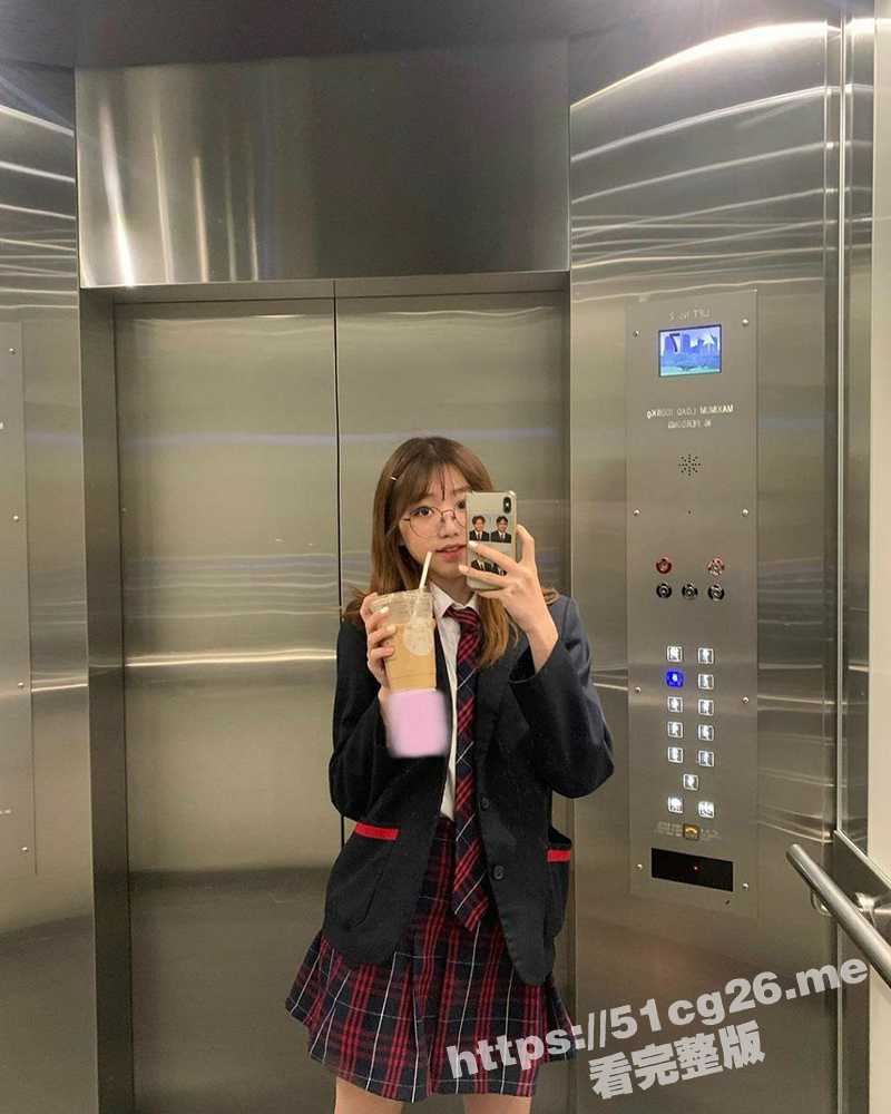 样子小巧可爱的眼镜学生妹大尺度私拍流出 安全通道口交跪舔超级享受 深喉暴躁全程露脸！